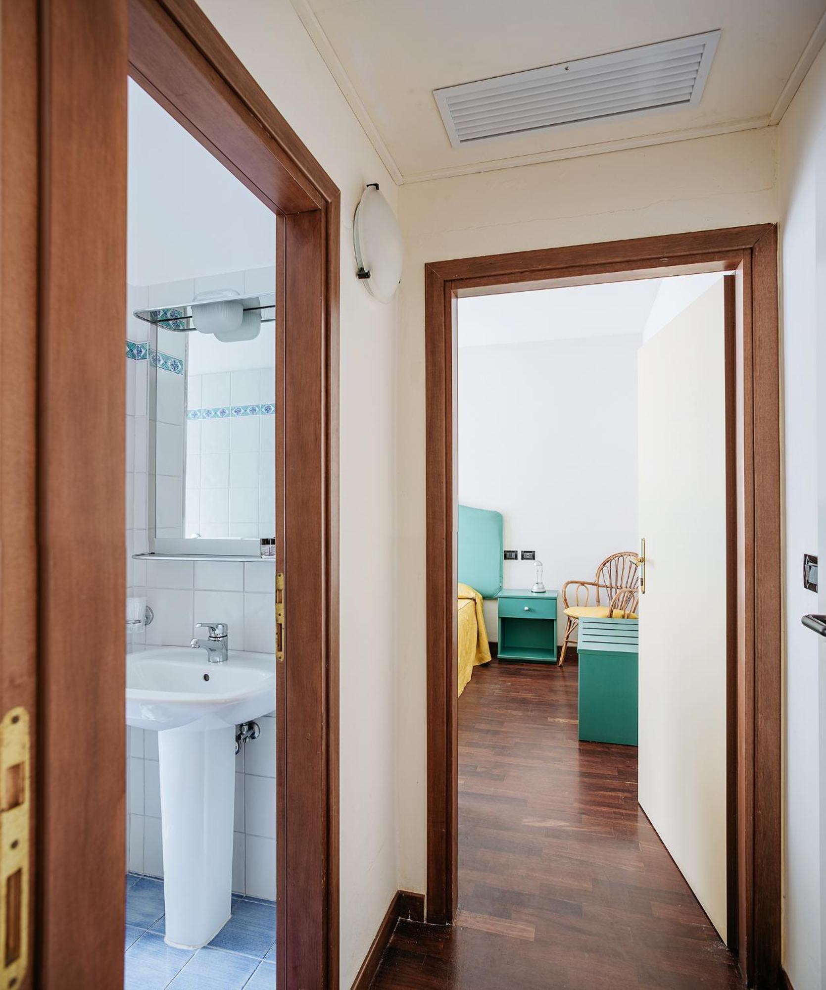 Hotel Corallo มารีนาโรเมอา ภายนอก รูปภาพ